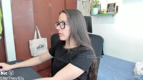 Snapshot of thetropicalseduction chatting on 6, 11, 2025 Nicole online show from 6, 11, 2025