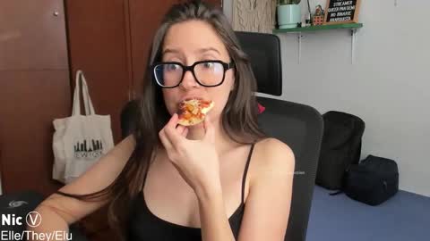 Snapshot of thetropicalseduction chatting on 25, 11, 2025 Nicole online show from 25, 11, 2025