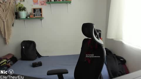 Snapshot of thetropicalseduction chatting on 4, 12, 2025 Nicole online show from 4, 12, 2025