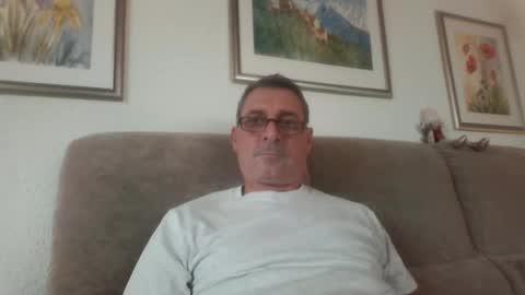 Snapshot of thhe13 chatting on 1, 1, 2025 thhe13 online show from 1, 1, 2025