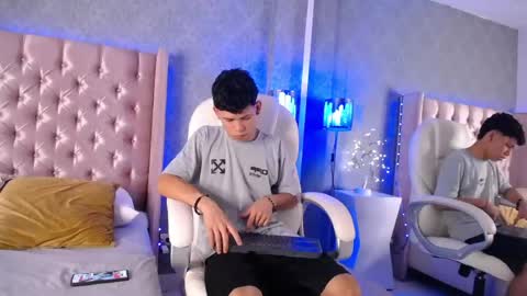 Snapshot of thiagoferrer_ chatting on 4, 6, 2026 T H I A G O online show from 4, 6, 2026