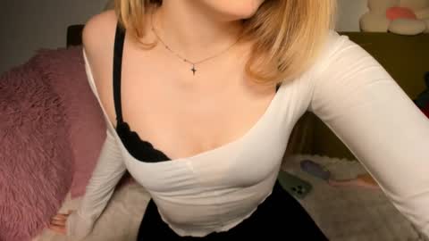 Snapshot of thisisamelia chatting on 3, 2, 2025 Amelia  shows on mondays fridays and sundays  if anything changes im giving updates on my fansly  online show from 3, 2, 2025