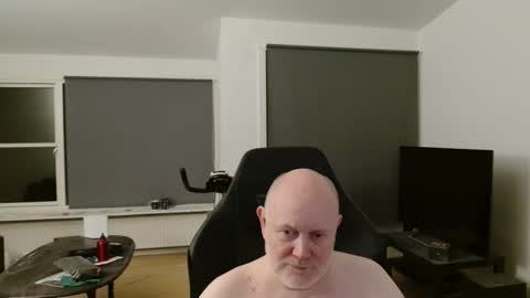 Snapshot of thomash32 chatting on 11, 11, 2025 thomash32 online show from 11, 11, 2025