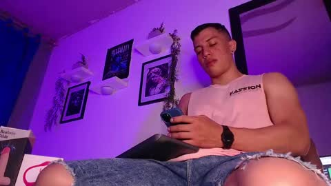 Snapshot of thomsevery_ chatting on 10, 12, 2024 Thoms Every online show from 10, 12, 2024