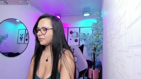 Snapshot of tiara_r chatting on 2, 5, 2026 Tiara online show from 2, 5, 2026