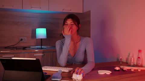 Im here on Fridays Saturdays Sundays  online show from 28, 9, 2025