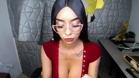 tiffany_1m online show from 5, 3, 2025