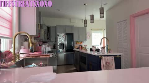 Tiffstreatsxoxo online show from 26, 6, 2026
