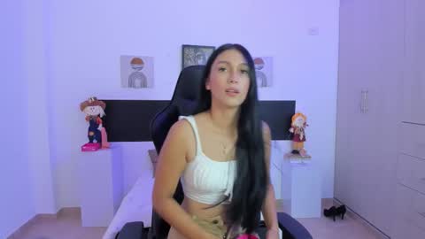 Snapshot of tiiny_peach chatting on 21, 11, 2025 Tiny online show from 21, 11, 2025