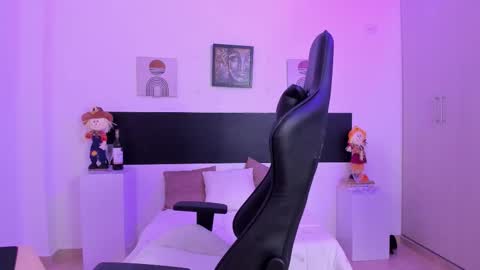 Snapshot of tiiny_peach chatting on 26, 11, 2025 Tiny online show from 26, 11, 2025