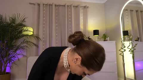 Snapshot of tinydoll_xo chatting on 27, 4, 2026 Anissa online show from 27, 4, 2026