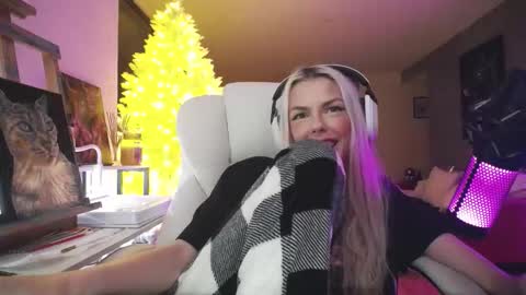 Snapshot of tinykylie chatting on 18, 1, 2026 stage Kylie Sinner brand CLITBAIT online show from 18, 1, 2026