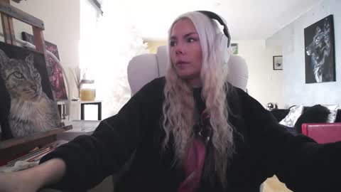 Snapshot of tinykylie chatting on 1, 2, 2026 stage Kylie Sinner brand CLITBAIT online show from 1, 2, 2026