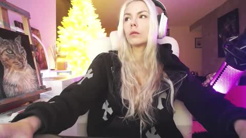 Snapshot of tinykylie chatting on 2, 2, 2026 stage Kylie Sinner brand CLITBAIT online show from 2, 2, 2026