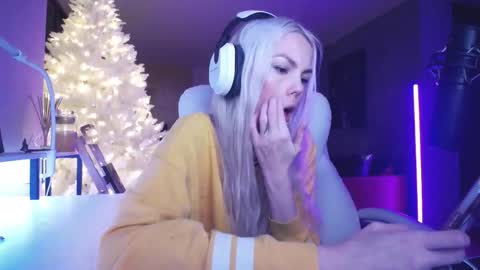 Snapshot of tinykylie chatting on 5, 2, 2026 stage Kylie Sinner brand CLITBAIT online show from 5, 2, 2026