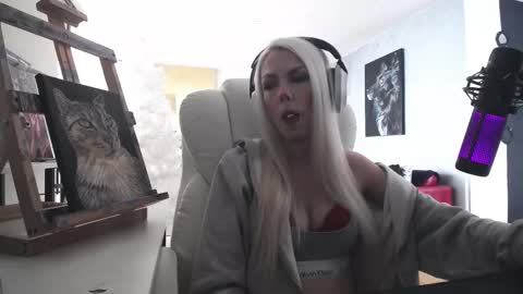 Snapshot of tinykylie chatting on 7, 2, 2026 stage Kylie Sinner brand CLITBAIT online show from 7, 2, 2026