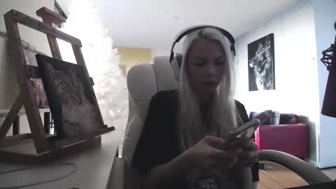 Snapshot of tinykylie chatting on 9, 2, 2026 stage Kylie Sinner brand CLITBAIT online show from 9, 2, 2026