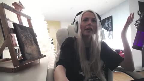 Snapshot of tinykylie chatting on 10, 2, 2026 stage Kylie Sinner brand CLITBAIT online show from 10, 2, 2026