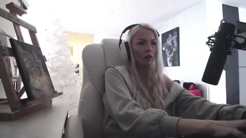 Snapshot of tinykylie chatting on 11, 2, 2026 stage Kylie Sinner brand CLITBAIT online show from 11, 2, 2026