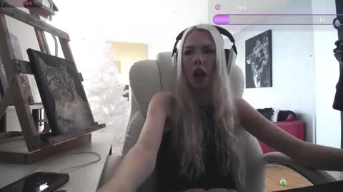 Snapshot of tinykylie chatting on 16, 2, 2026 stage Kylie Sinner brand CLITBAIT online show from 16, 2, 2026