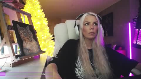 Snapshot of tinykylie chatting on 20, 2, 2026 stage Kylie Sinner brand CLITBAIT online show from 20, 2, 2026