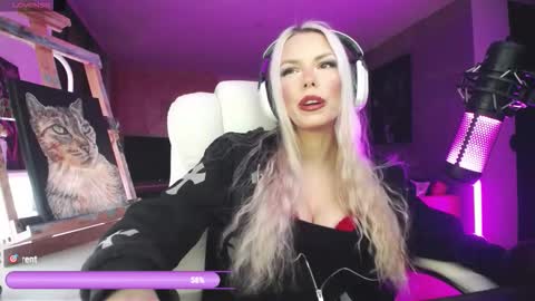 Snapshot of tinykylie chatting on 1, 3, 2026 stage Kylie Sinner brand CLITBAIT online show from 1, 3, 2026