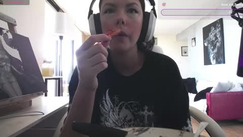 Snapshot of tinykylie chatting on 8, 6, 2026 stage Kylie Sinner brand CLITBAIT online show from 8, 6, 2026