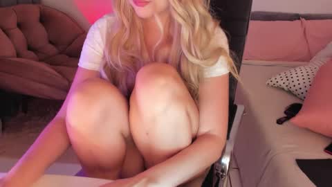 Snapshot of tinylittlesecret chatting on 6, 2, 2026 Giulia online show from 6, 2, 2026