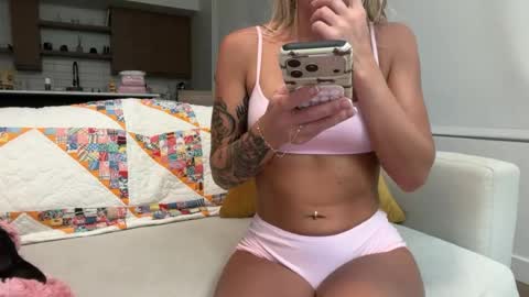 Snapshot of tinytayy chatting on 29, 7, 2026 tinytayy online show from 29, 7, 2026