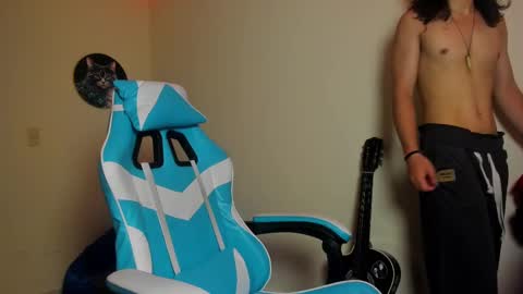 Snapshot of tom_1945 chatting on 6, 10, 2025 tom online show from 6, 10, 2025