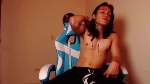 Snapshot of tom_1945 chatting on 13, 10, 2025 tom online show from 13, 10, 2025