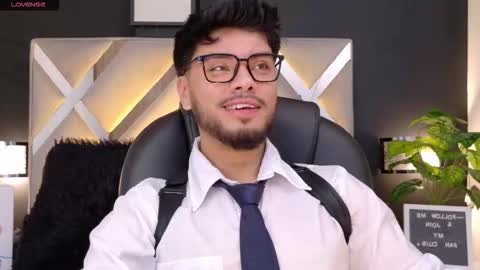 Snapshot of tommiduboiss chatting on 8, 11, 2025 Tommy Dubois online show from 8, 11, 2025