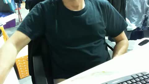 Snapshot of tomtom02029 chatting on 21, 11, 2025 Tom online show from 21, 11, 2025