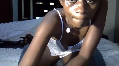 Snapshot of tracyvibes chatting on 17, 11, 2025 Flavia online show from 17, 11, 2025