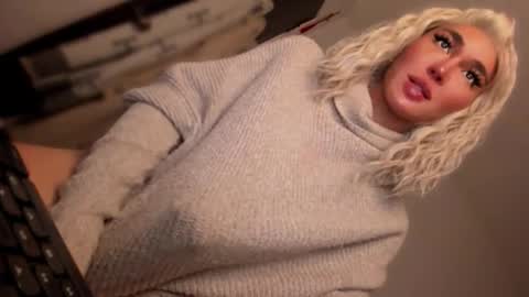 Snapshot of transnextdoor_ chatting on 13, 11, 2025 ALMIGHTY GODDESS VALENTINA online show from 13, 11, 2025