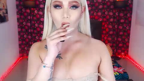 Snapshot of transplayfullolivia chatting on 18, 4, 2026 KYLIE BELLA TS online show from 18, 4, 2026