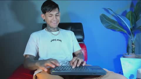 TRAV - INDEPENDENT MODEL online show from 23, 2, 2025