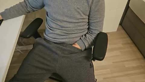 tree1989 online show from 8, 2, 2025