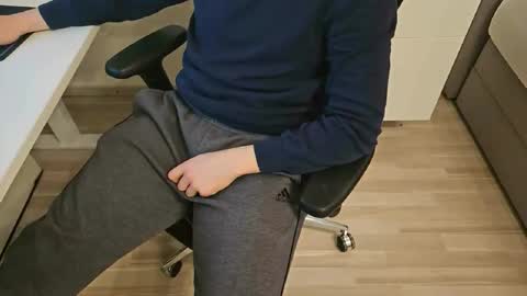 tree1989 online show from 19, 2, 2025