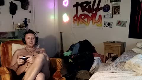 Snapshot of trillnonymau5 chatting on 17, 12, 2024 trillnonymau5 online show from 17, 12, 2024