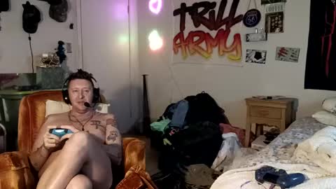 Snapshot of trillnonymau5 chatting on 17, 12, 2024 trillnonymau5 online show from 17, 12, 2024