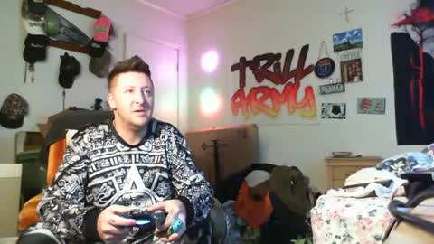 Snapshot of trillnonymau5 chatting on 12, 1, 2025 trillnonymau5 online show from 12, 1, 2025