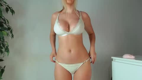 Snapshot of trixie_taylor chatting on 19, 5, 2026 Trixie Taylor online show from 19, 5, 2026