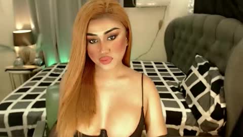 Snapshot of tshugescock chatting on 2, 10, 2025 SEDUCTIVEmistresCUMS online show from 2, 10, 2025