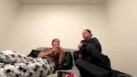 Snapshot of tus_reinas chatting on 6, 1, 2025 Tus reinas online show from 6, 1, 2025