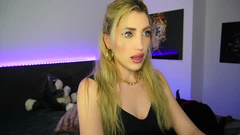 Snapshot of tweety_twist chatting on 1, 1, 2025 MayCarrey online show from 1, 1, 2025