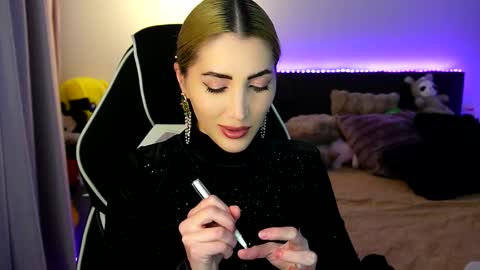 Snapshot of tweety_twist chatting on 14, 12, 2025 MayCarrey online show from 14, 12, 2025