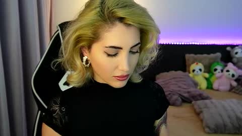 Snapshot of tweety_twist chatting on 18, 12, 2025 MayCarrey online show from 18, 12, 2025