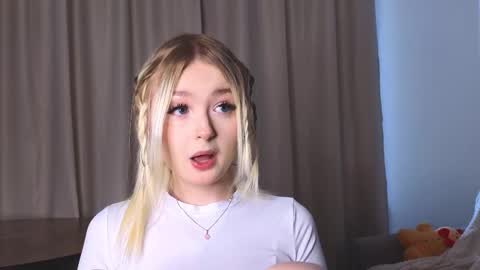 Snapshot of twinklefluff chatting on 4, 2, 2026 twinklefluff online show from 4, 2, 2026