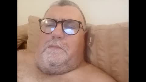 Snapshot of twohats2810 chatting on 1, 2, 2026 twohats2810 online show from 1, 2, 2026